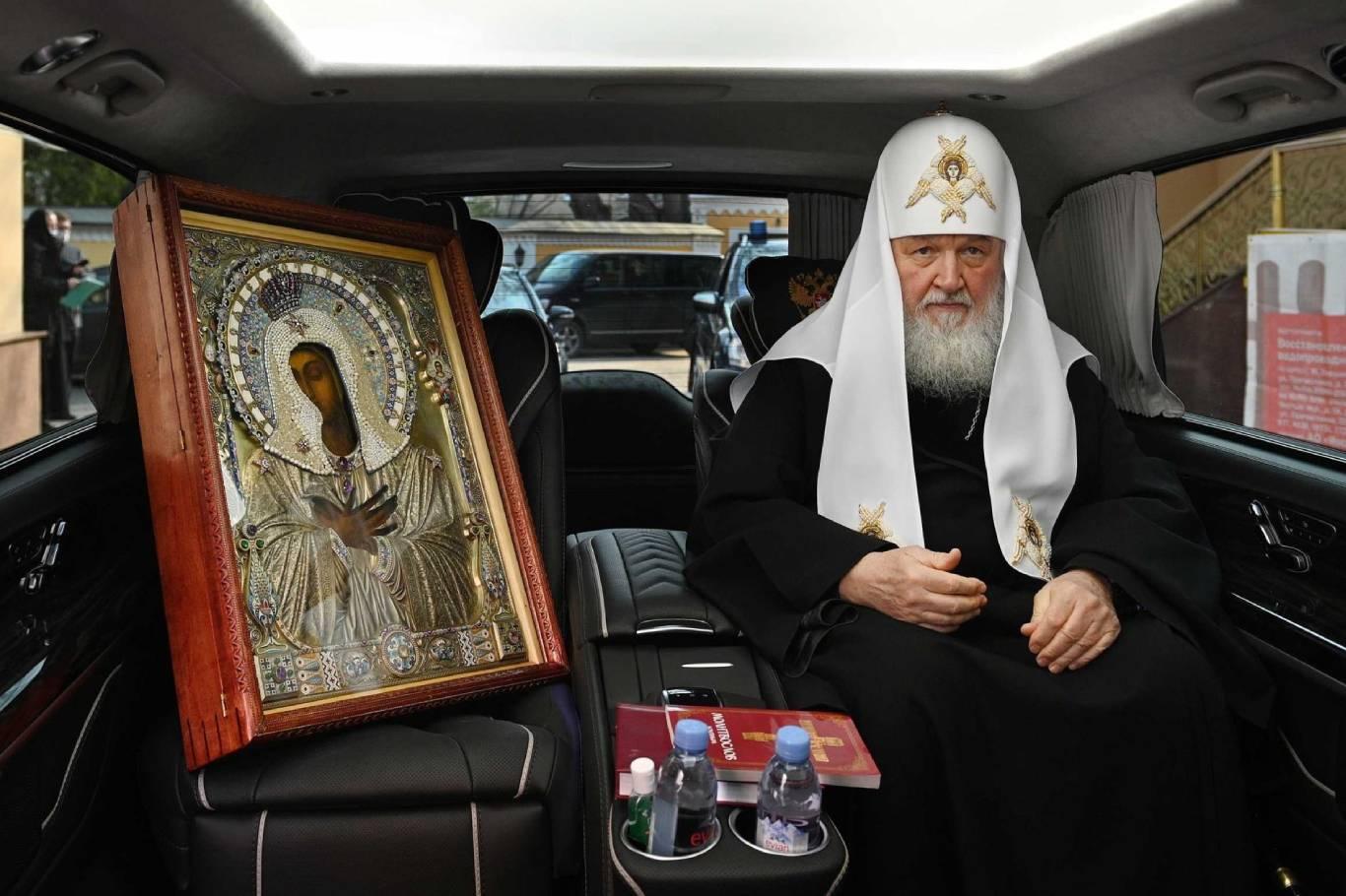 Patrik lider Rusya’da arabayla gezerek Coronavirus’e karşı dua etti